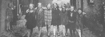 Fröhliche Kinderschar 1927 in der "Backesgass"