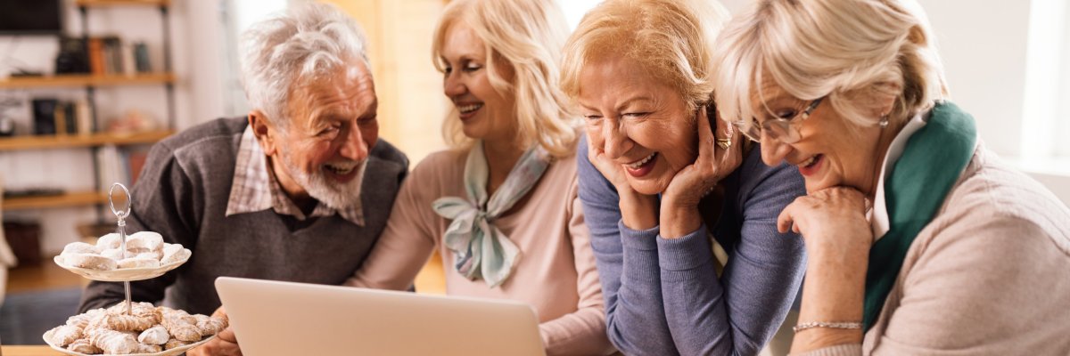 ältere Menschen sitzen zusammen ältere Menschen sitzen zusammen