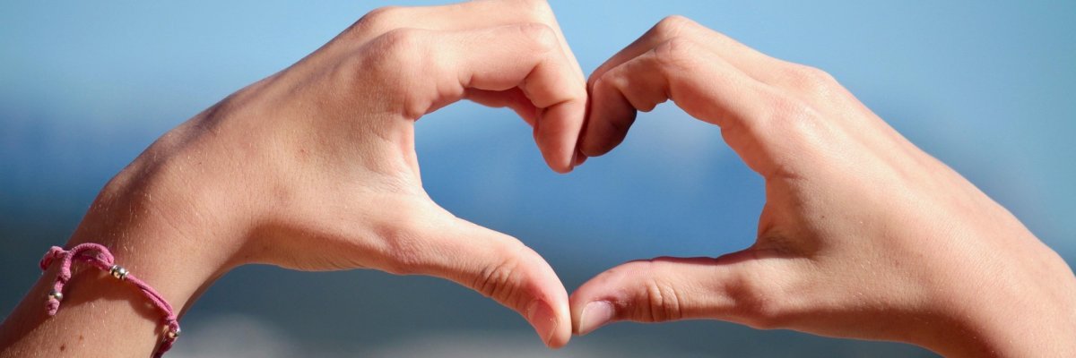 Hände, die ein Herz bilden Wir sagen Danke