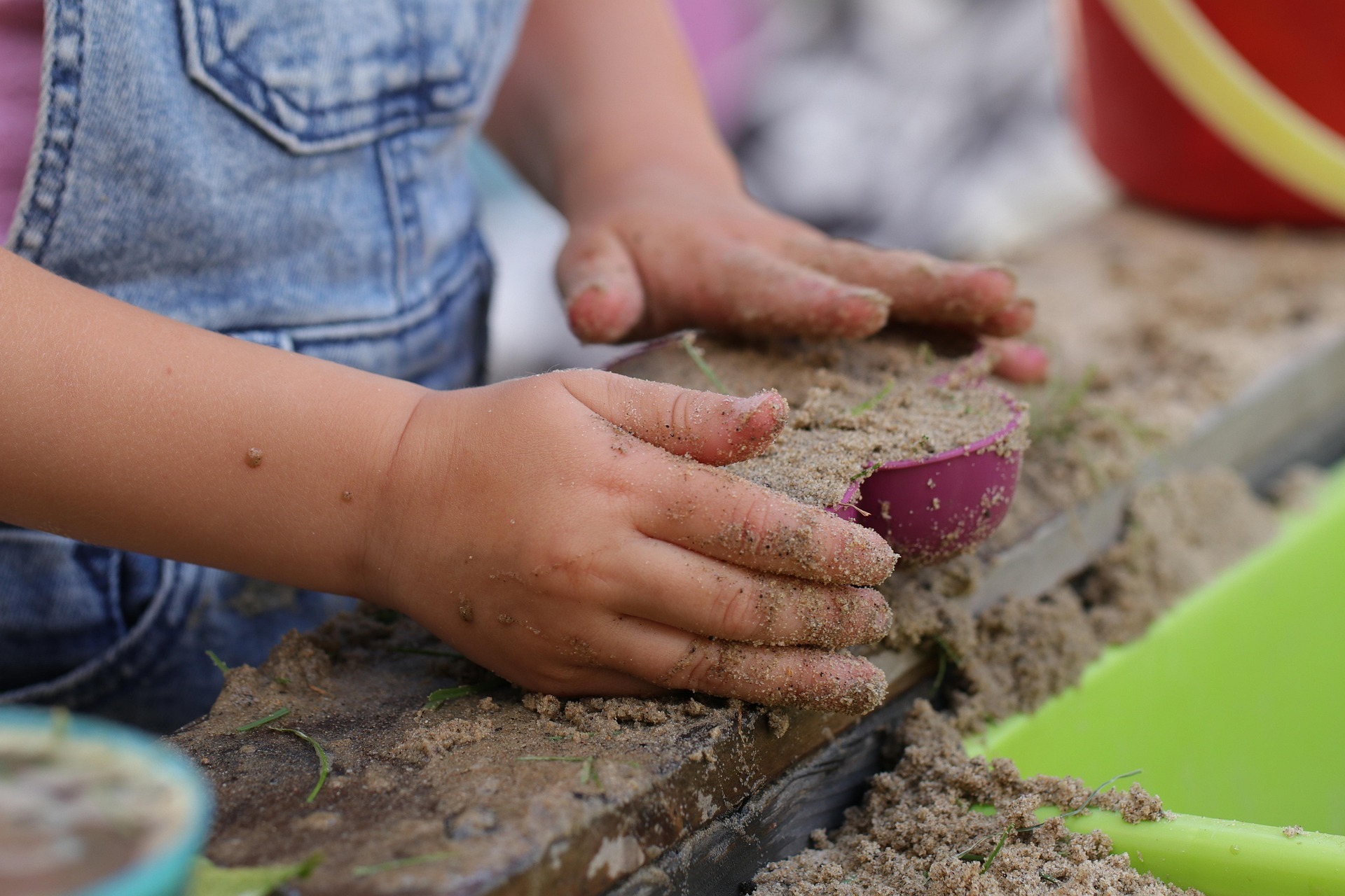 Kind beim Sandspielen Kind beim Sandspielen