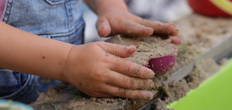 Kind beim Sandspielen Kind beim Sandspielen