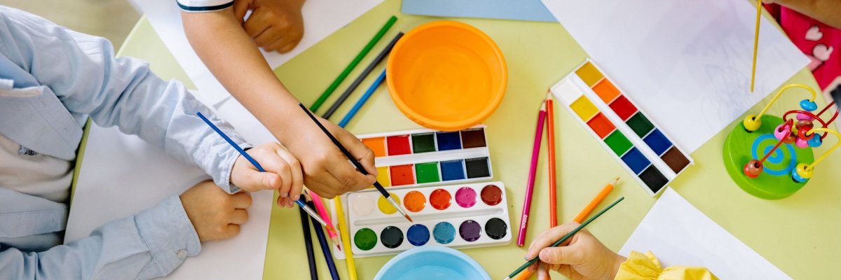 Kinder malen mit Wasserfarben Kinderhände beim Malen