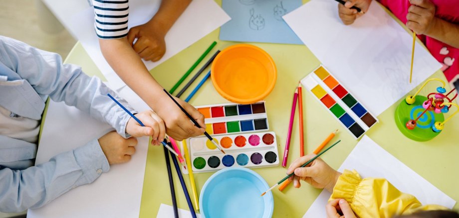 Kinder malen mit Wasserfarben Kinder malen mit Wasserfarben
