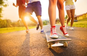 Closeup,Of,Legs,And,Sneakers,Of,Young,People,On,Skateboard