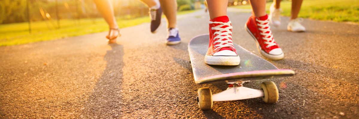 Closeup,Of,Legs,And,Sneakers,Of,Young,People,On,Skateboard