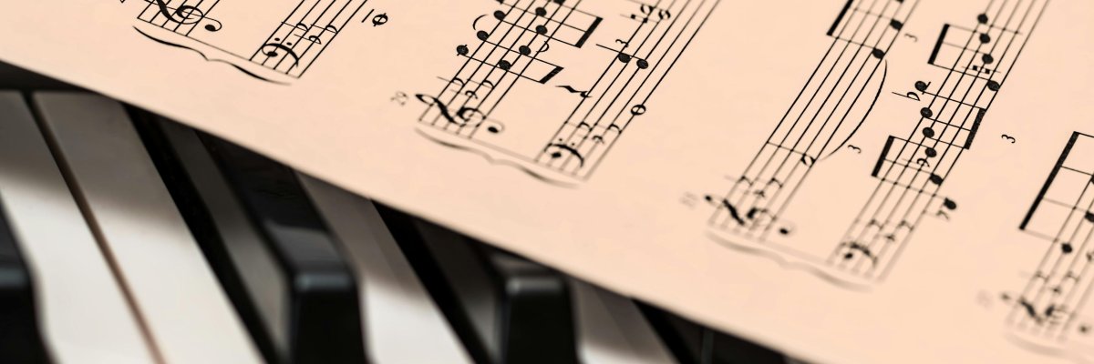 Klaviertasten und Notenpapier Klaviertasten und Notenpapier