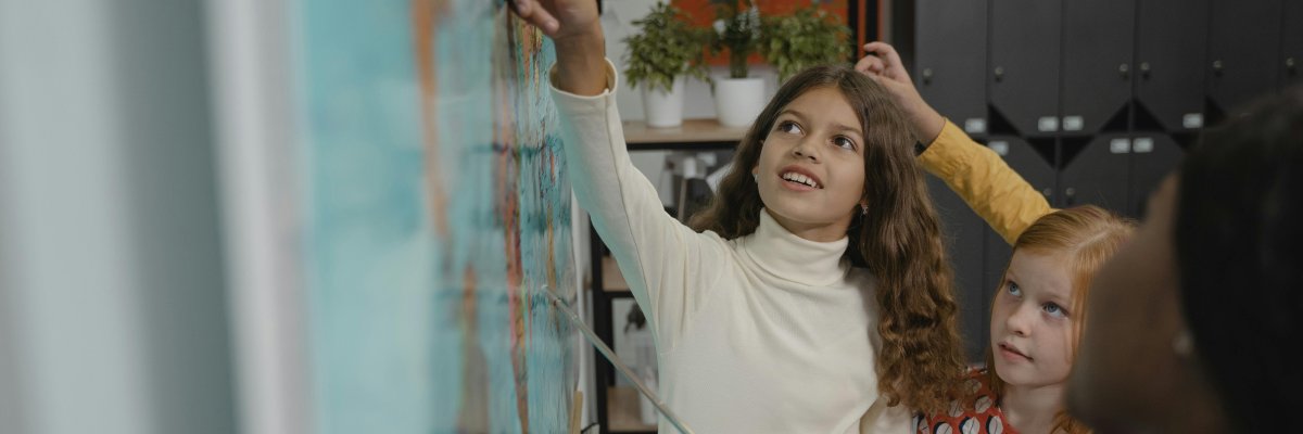 Schulkinder an der Tafel Schulkinder