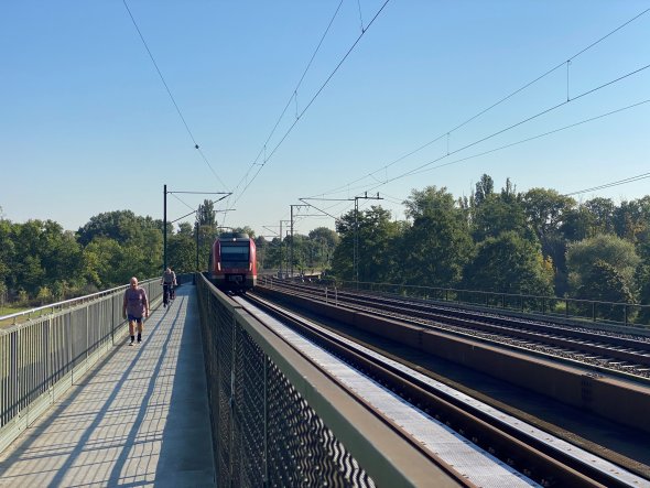 S-Bahn auf der Eisenbahnbrücke in Gustavsburg