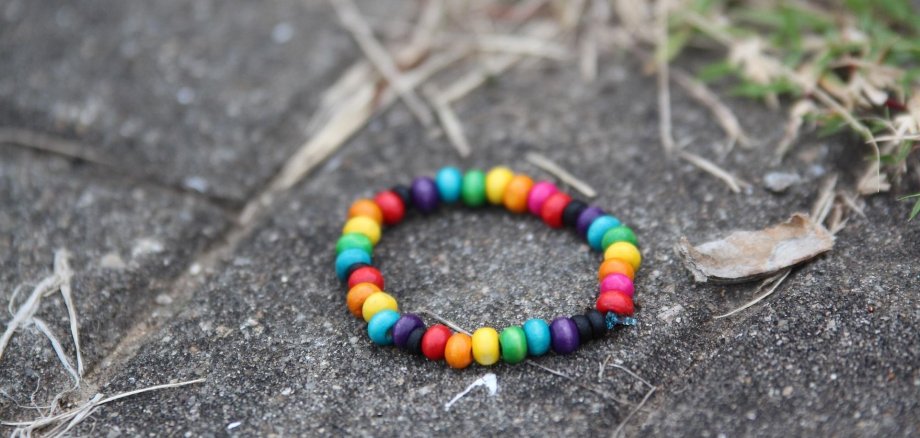 Verlorenes Armband, das auf der Straße liegt. Fundsache