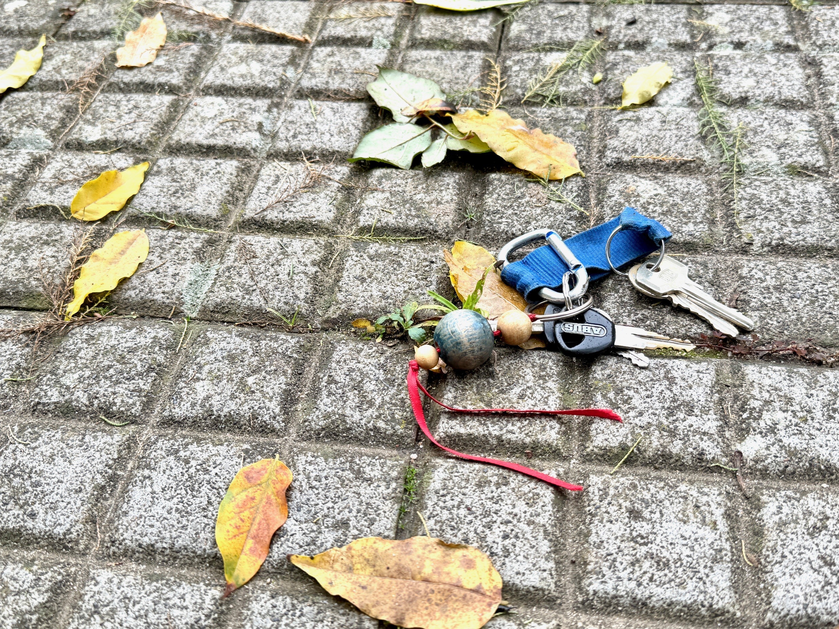 Schlüsselbund liegt auf dem Boden