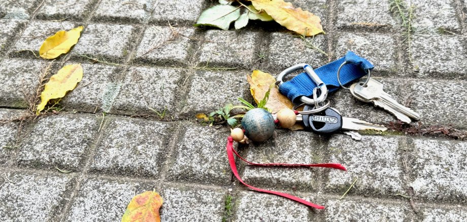 Schlüsselbund liegt auf dem Boden Schlüsselbund liegt auf dem Boden