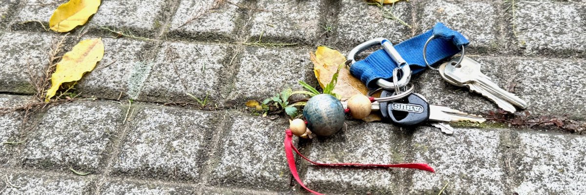Schlüsselbund liegt auf dem Boden