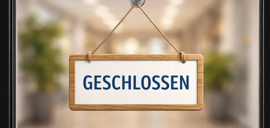 Verwaltungsgebäude mit einem Schild "geschlossen"