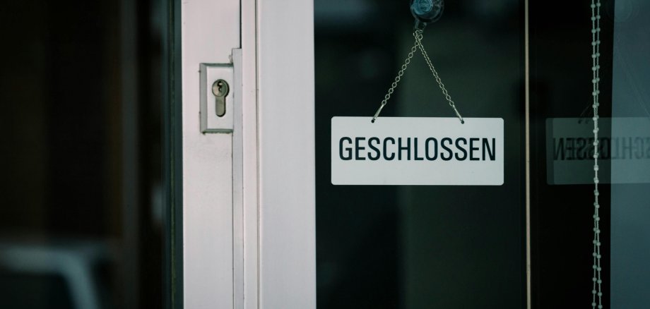 Schild mit dem Schriftzug "geschlossen" Schild mit dem Schriftzug "geschlossen"