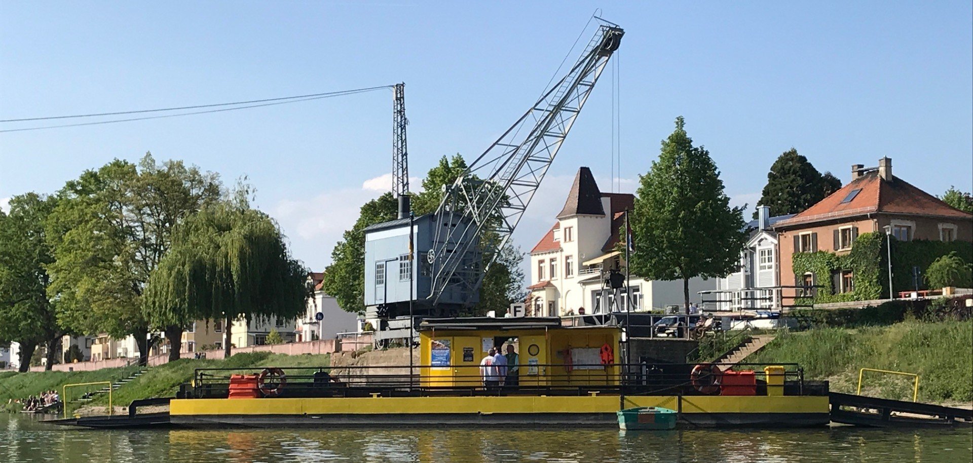 Altrheinfähre "Johanna" und alter Kiesbagger