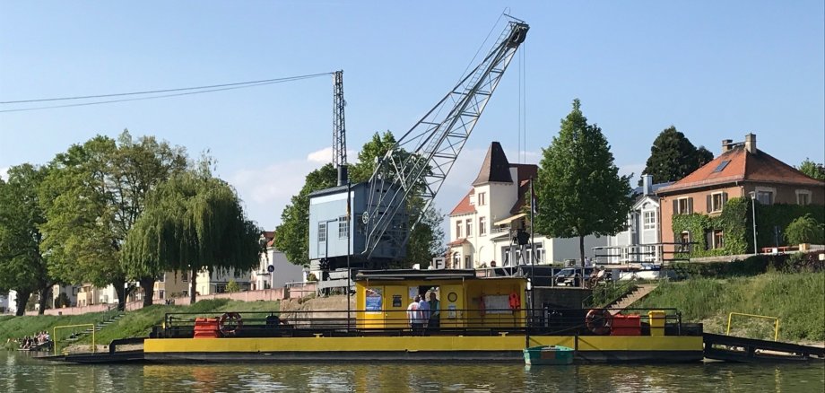 Altrheinfähre "Johanna" und alter Kiesbagger Altrheinfähre "Johanna" und alter Kiesbagger