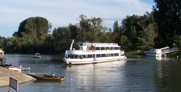 Altrheinufer Ginsheim - Schiff der Primus-Linie Primus Linie