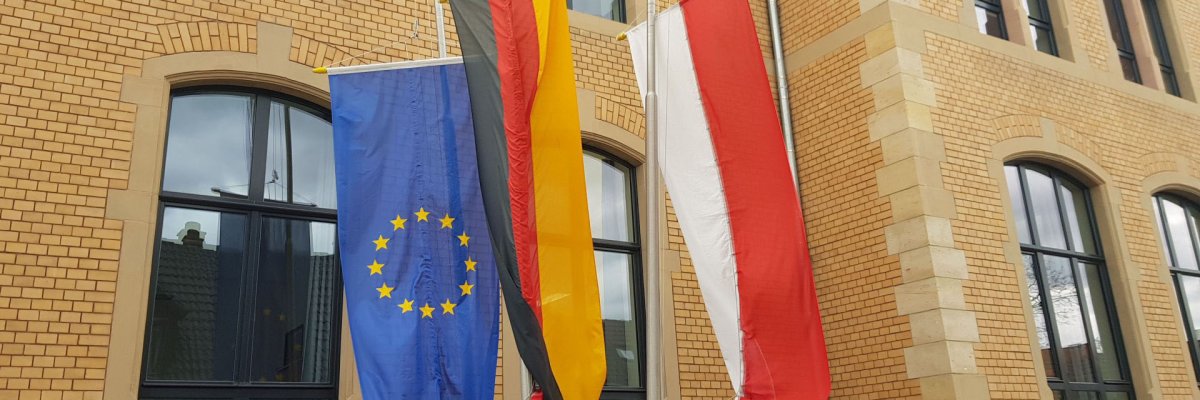 Fahnen am Rathaus Ginsheim - Europa, Deutschland, Hessen Fahnen vor dem Rathaus Ginsheim