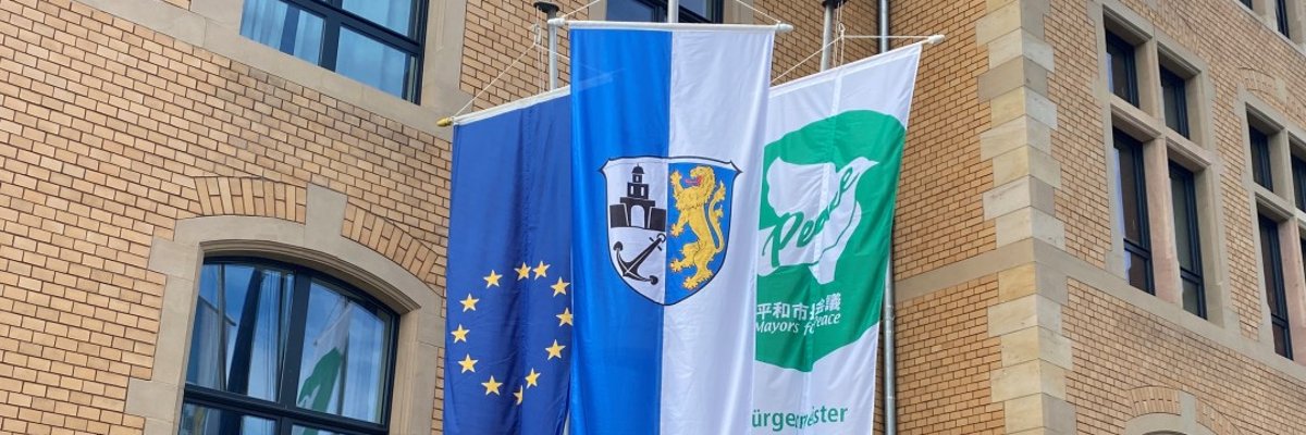 Fahnen am Rathaus Ginsheim: Mayors for Peace, Ginsheim-Gustavsburg, Europa Rathaus Ginsheim