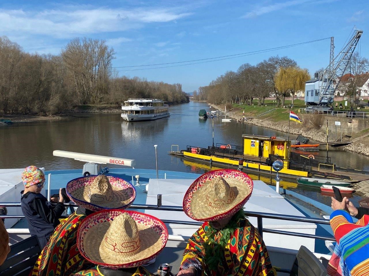 Schiff nach Mainz zum Rosenmontagsumzug Narren am Ginsheimer Altrhein