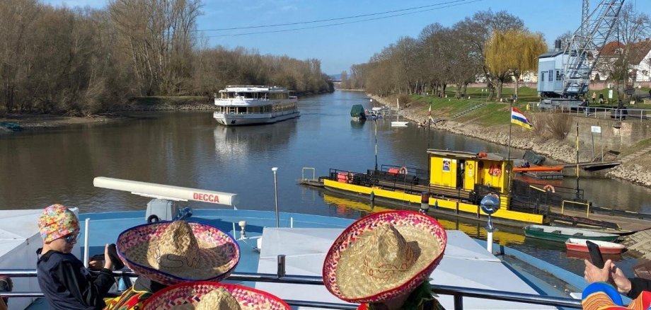 Schiff nach Mainz zum Rosenmontagsumzug Narren am Ginsheimer Altrhein