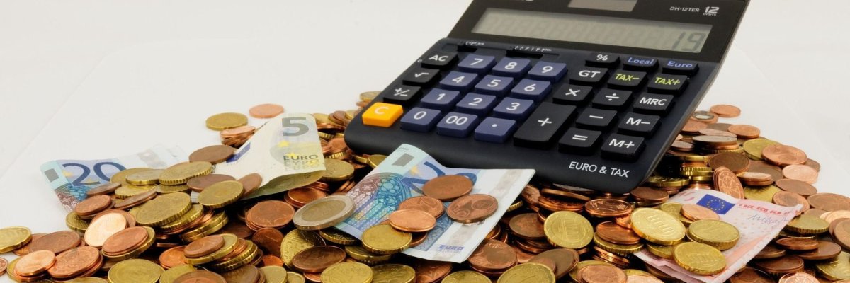 Münzen und Taschenrechner Finanzen