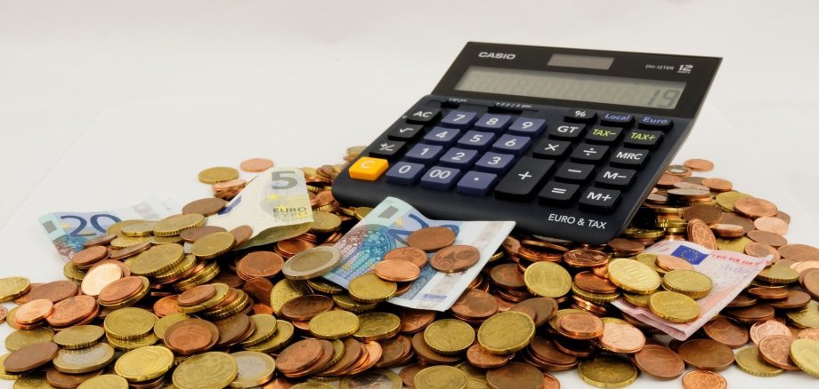 Münzen und Taschenrechner Geld