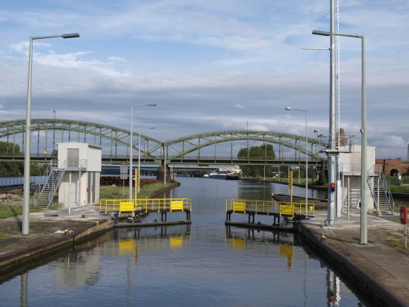 Mainschleuse Staustufe Kostheim Mainschleuse Gustavsburg