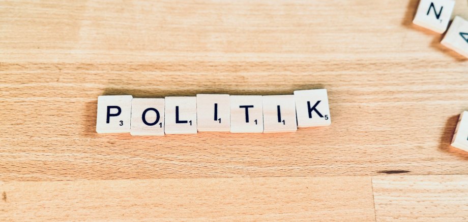 Schriftzug "Politik" Schriftzug "Politik"