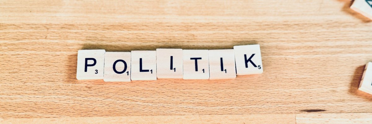 Schriftzug "Politik" Schriftzug "Politik"
