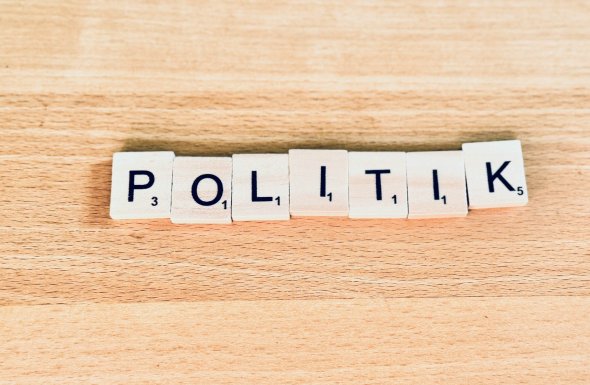 Schriftzug "Politik" Schriftzug "Politik"
