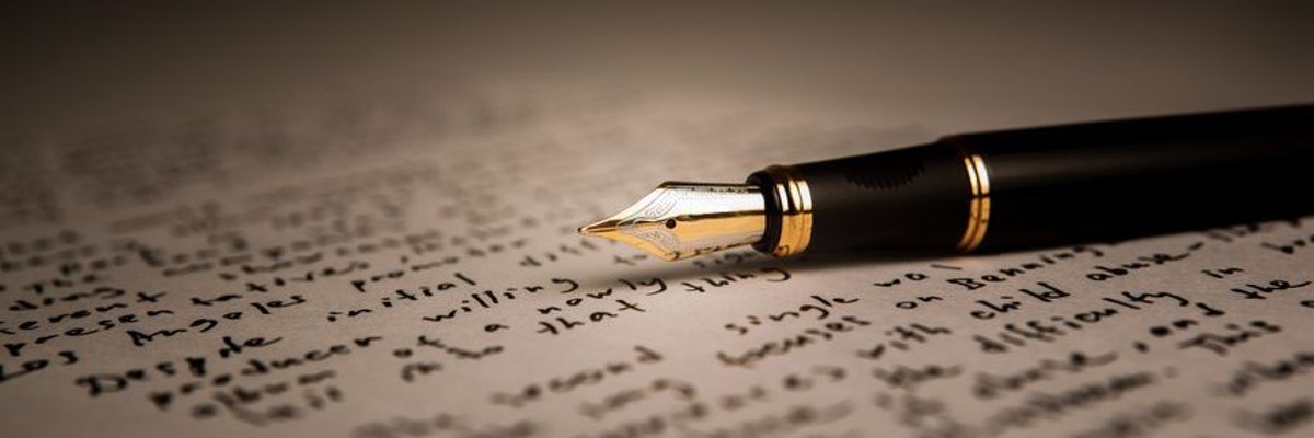 Füllfederhalter auf einem Textblatt Stift und Papier