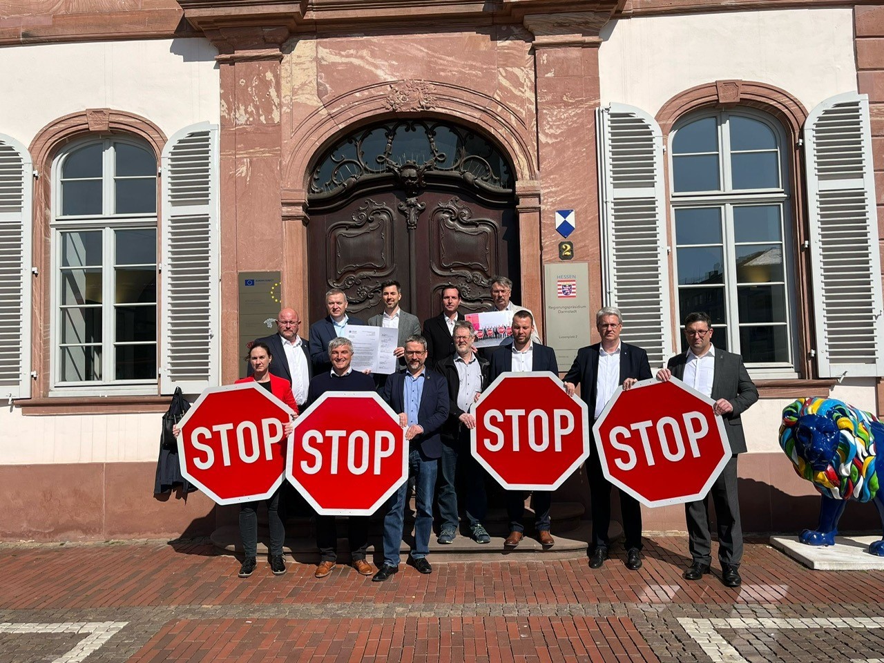 Bürgermeister mit Stop-Schildern