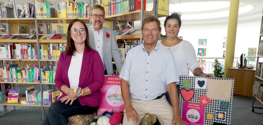 Lisa Gößwein (Bischofsheim, vorne, links) und Thorsten Siehr (Ginsheim-Gustavsburg, hinten, links), kreieren Bommeln für das "Erzählsofa“, das Filiz Konur-Zech (hinten, rechts) und Peter Hartwig (vorne, rechts) initiiert haben. Lisa Gößwein (Bischofsheim, vorne, links) und Thorsten Siehr (Ginsheim-Gustavsburg, hinten, links), kreieren Bommeln für das "Erzählsofa“, das Filiz Konur-Zech (hinten, rechts) und Peter Hartwig (vorne, rechts) initiiert haben.