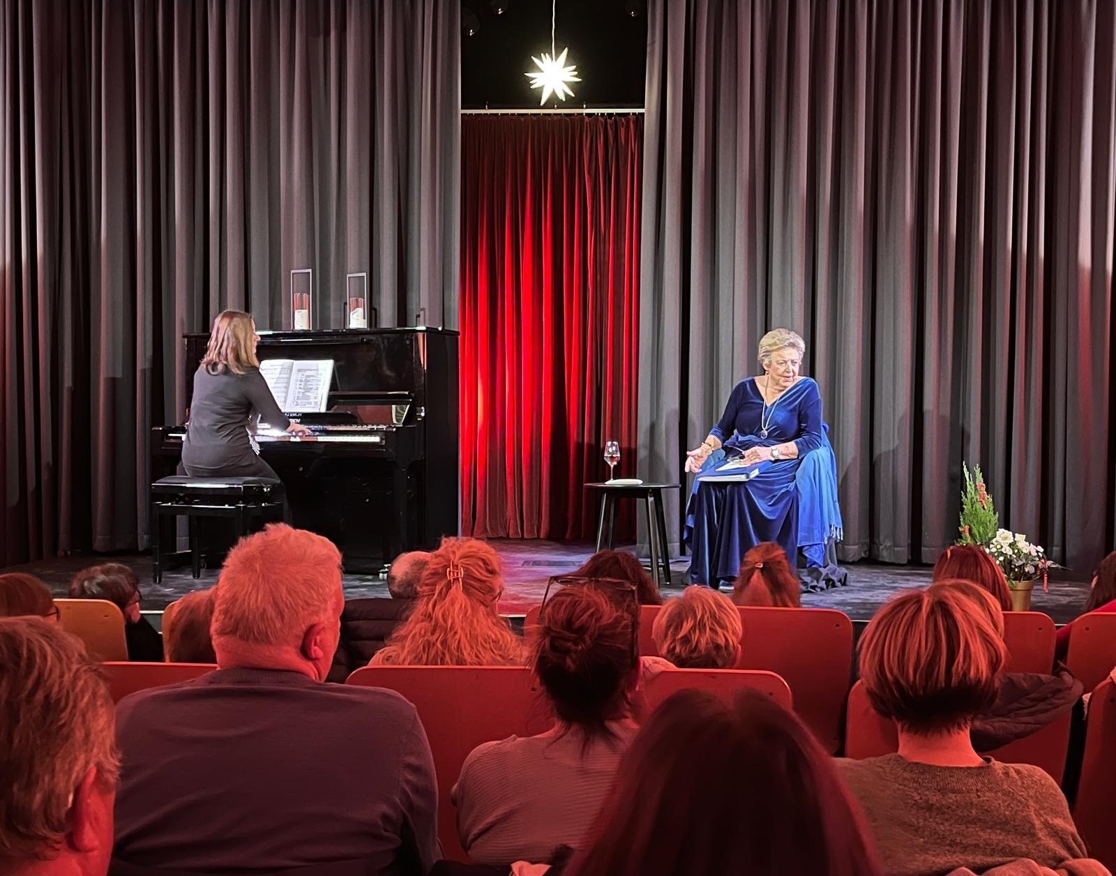 Marie-Luise Marjan und Mina Atanasova (Klavier)