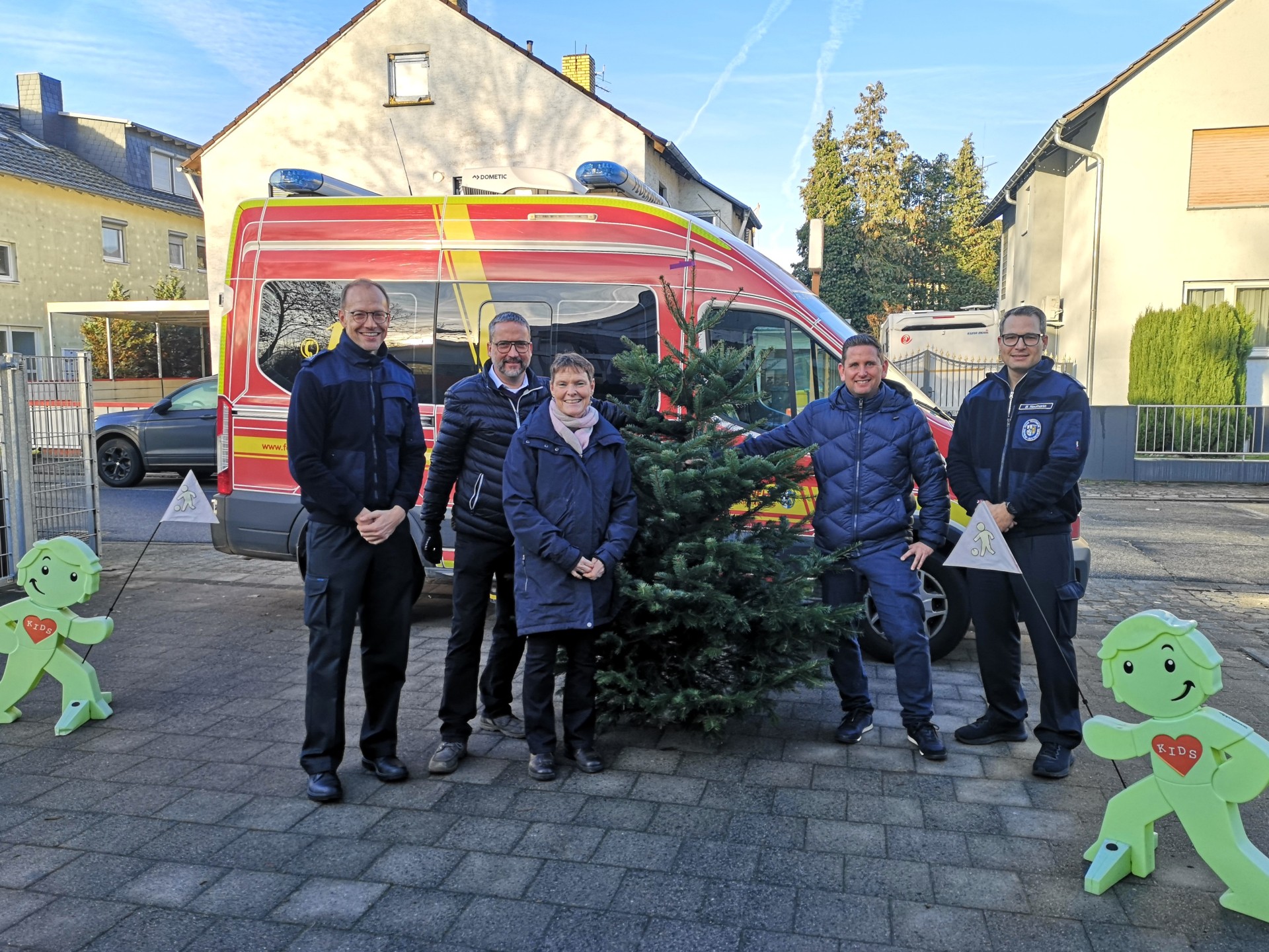 Marcel Kaiser, stellv. Stadtbrandinspektor, Bürgermeister Thorsten Siehr, Jennifer Silz, Leiterin der KiTa V „Die Mainpiraten“, Daniel Martin, 1. Vorsitzender SKB, und Benjamin Neumann, Wehrführer Stadtteilfeuerwehr Ginsheim bei der Übergabe eines Weihnachtsbaumes an die KiTa V „Die Mainpiraten“. Marcel Kaiser, stellv. Stadtbrandinspektor, Bürgermeister Thorsten Siehr, Jennifer Silz, Leiterin der KiTa V „Die Mainpiraten“, Daniel Martin, 1. Vorsitzender SKB, und Benjamin Neumann, Wehrführer Stadtteilfeuerwehr Ginsheim bei der Übergabe eines Weihnachtsbaumes an die KiTa V „Die Mainpiraten“.