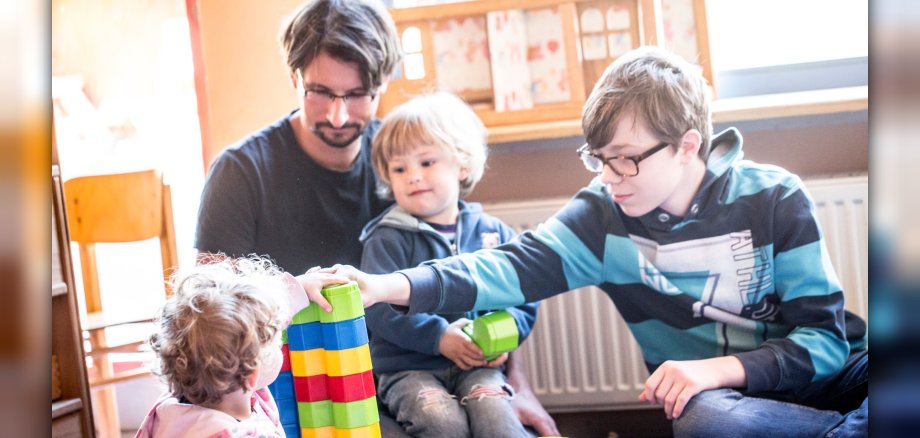 Junge als Betreuer im Kindergarten BoysDay