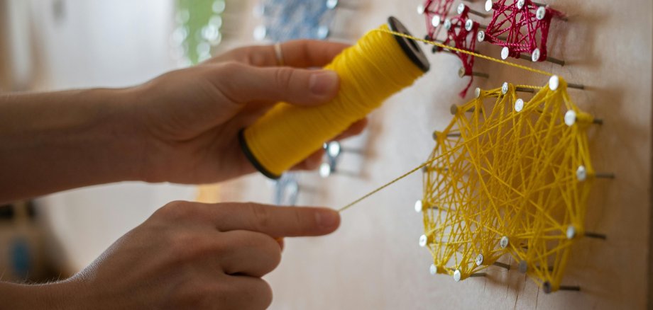 Fadenbild Gestaltung kunstvoller Bilder mit Nägel und Fäden