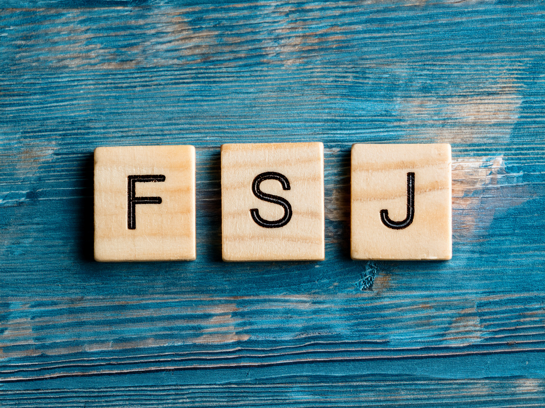 Scrabble-Buchstaben "FSJ"