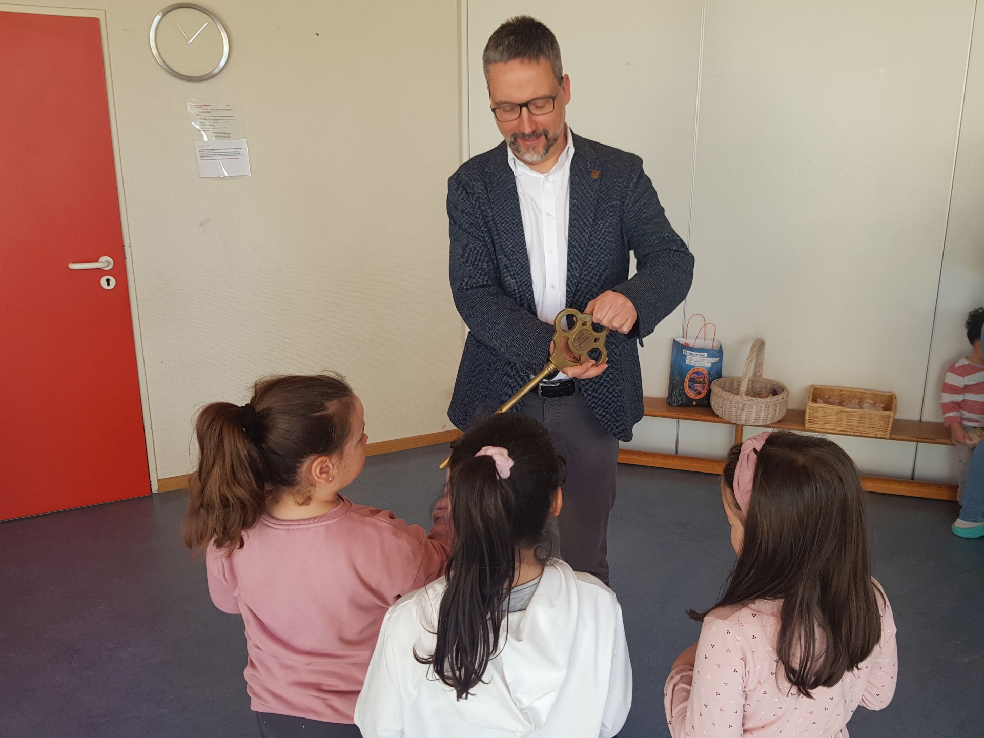 Schlüsselübergabe mit dem Bürgermeister