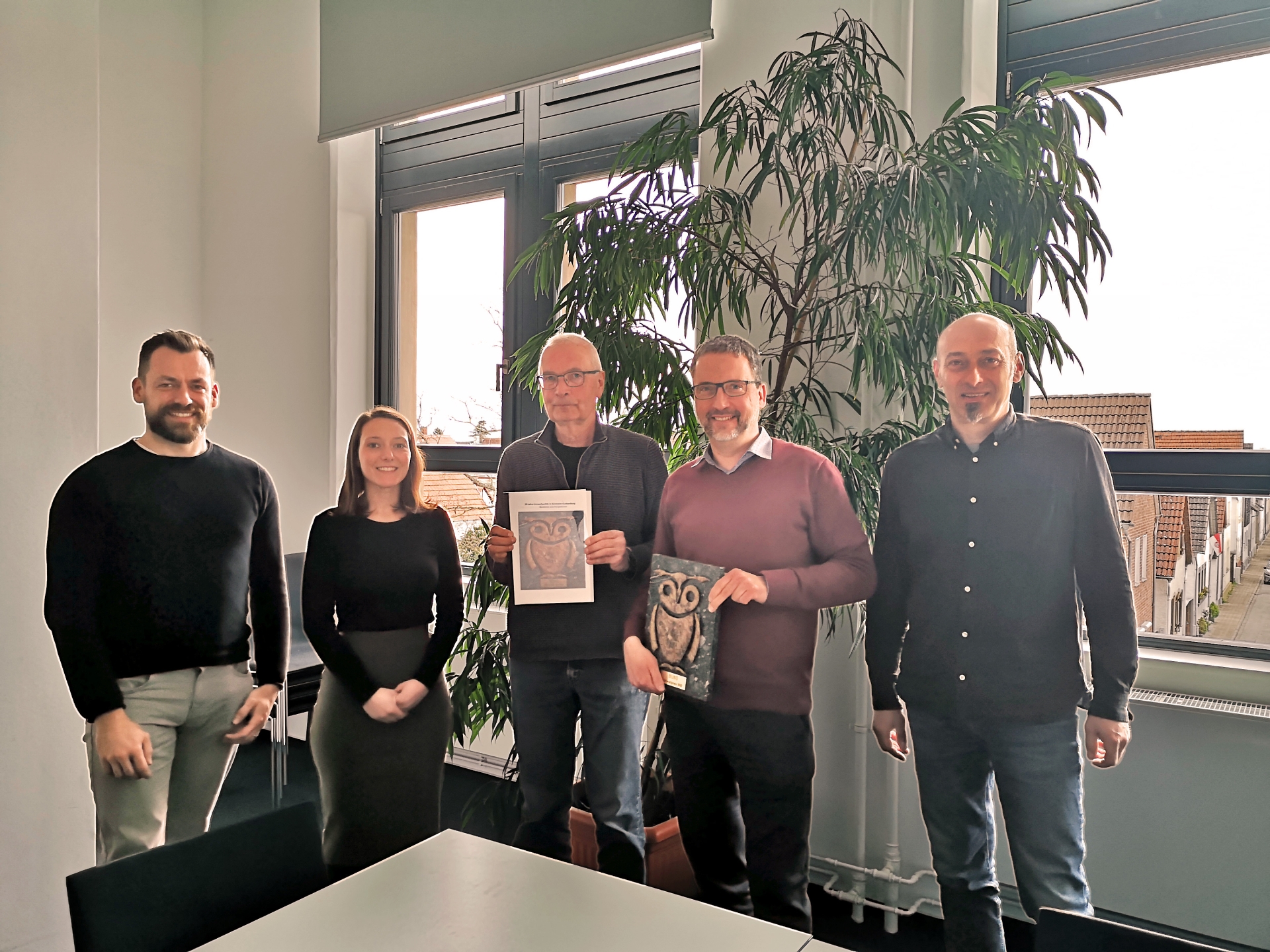 Teilnehmende des Pressetermins: (v.l.n.r.) Dominic Kreuzberger, Mira Karlowsky, Otmar Weiler, Bürgermeister Thorsten Siehr, Matthias Laake.