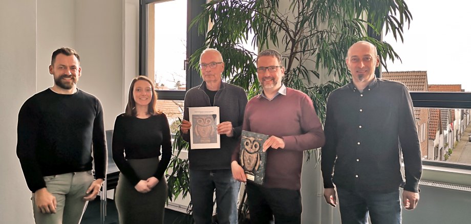 Rathausmitarbeiter, Bürgermeister und Otmar Weiler Teilnehmende des Pressetermins: (v.l.n.r.) Dominic Kreuzberger, Mira Karlowsky, Otmar Weiler, Bürgermeister Thorsten Siehr, Matthias Laake.