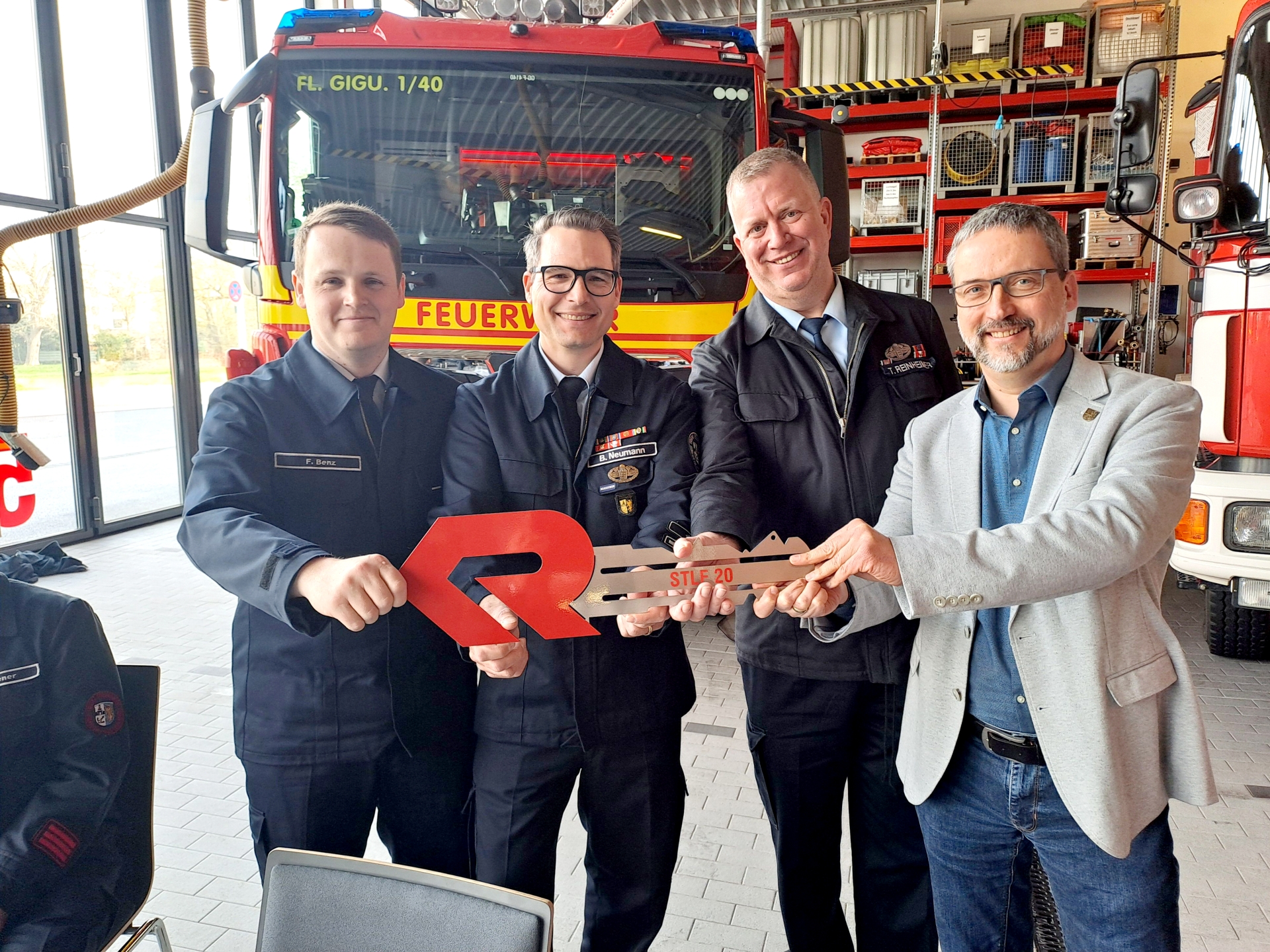 Übergabe Symbolischer Schlüssel Übergabe des Schlüssels für das neue Feuerwehrfahrzeug