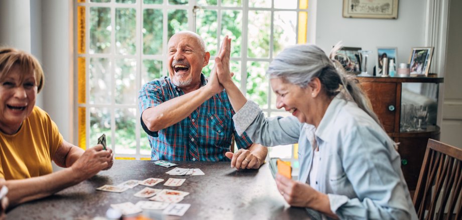 Senioren spielen Karten Senioren spielen Karten