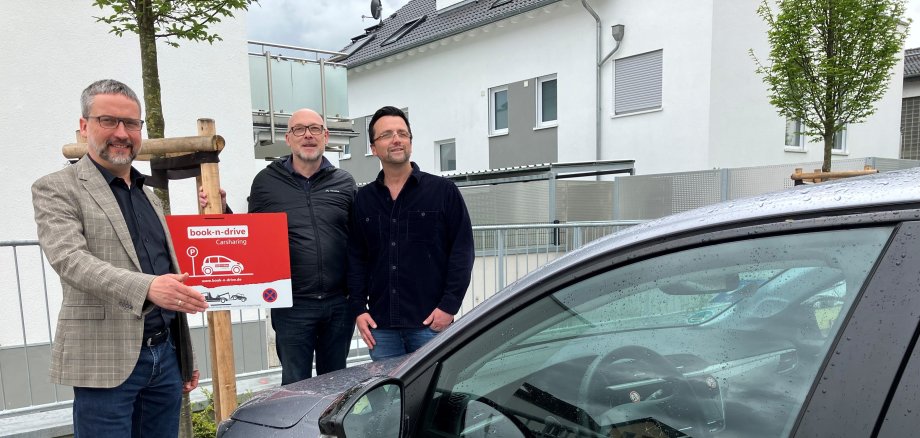 Rathausmitarbeiter, Bürgermeister und Carsharing-Fahrzeug Neuer Book-n-Drive-Standort