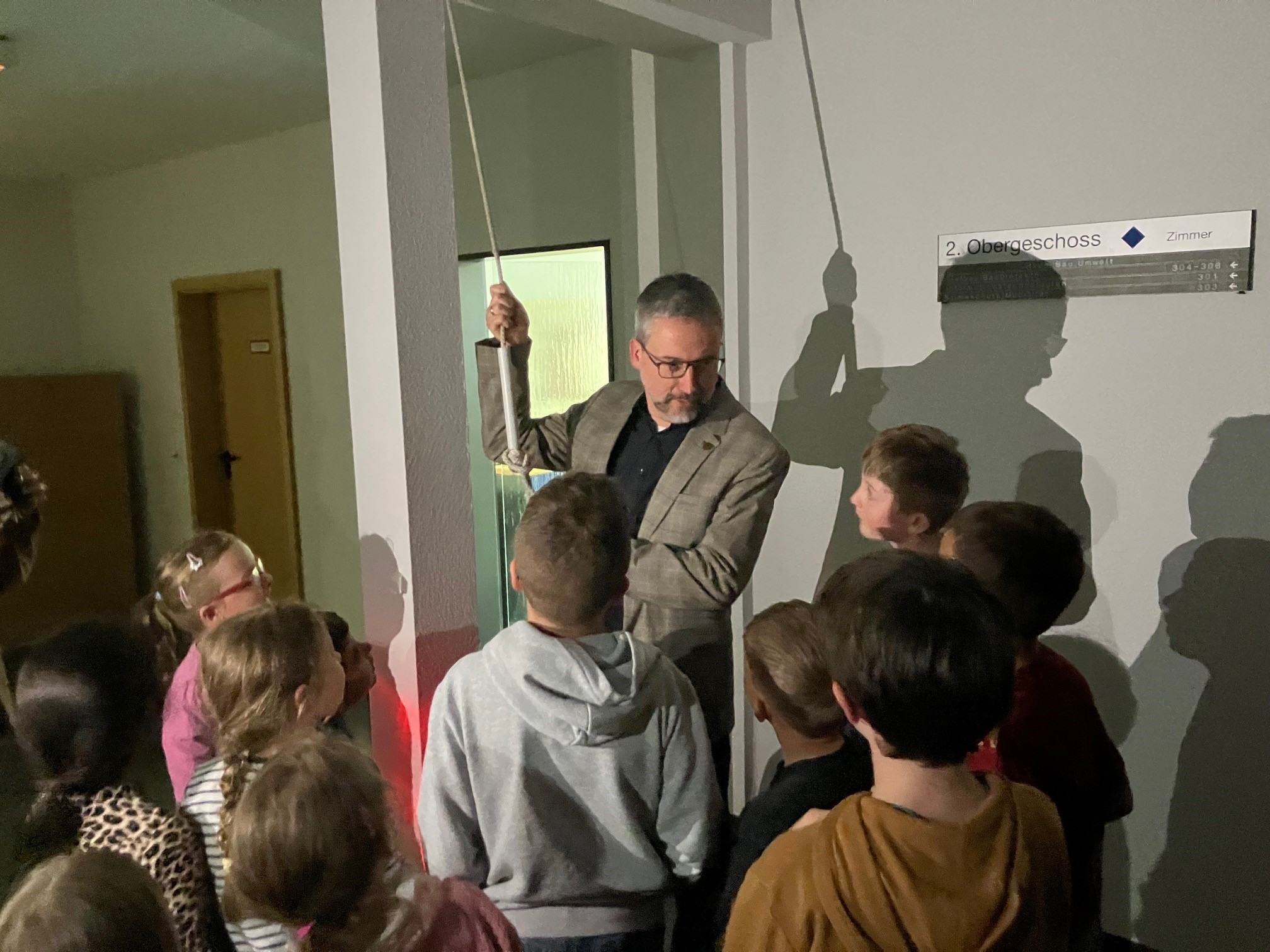 Bürgermeister und Schulkinder läuten die Rathausglocke