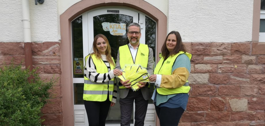 Bürgermeister, Kita-Leitungsteam und die neuen Warnwesten Bürgermeister übergibt Kitaleitung Warnwesten