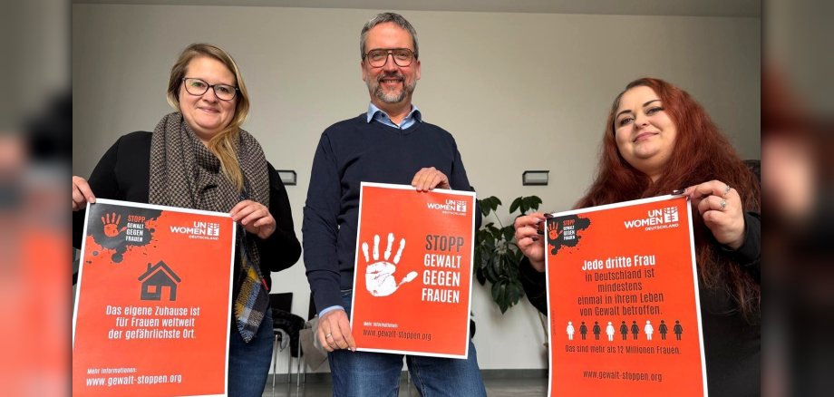 Der Bürgermeister und die internen Frauenbeauftragten der Stadt setzen ein Zeichen gegen Gewalt an Frauen. Der Bürgermeister und die internen Frauenbeauftragten der Stadt setzen ein Zeichen gegen Gewalt an Frauen.
