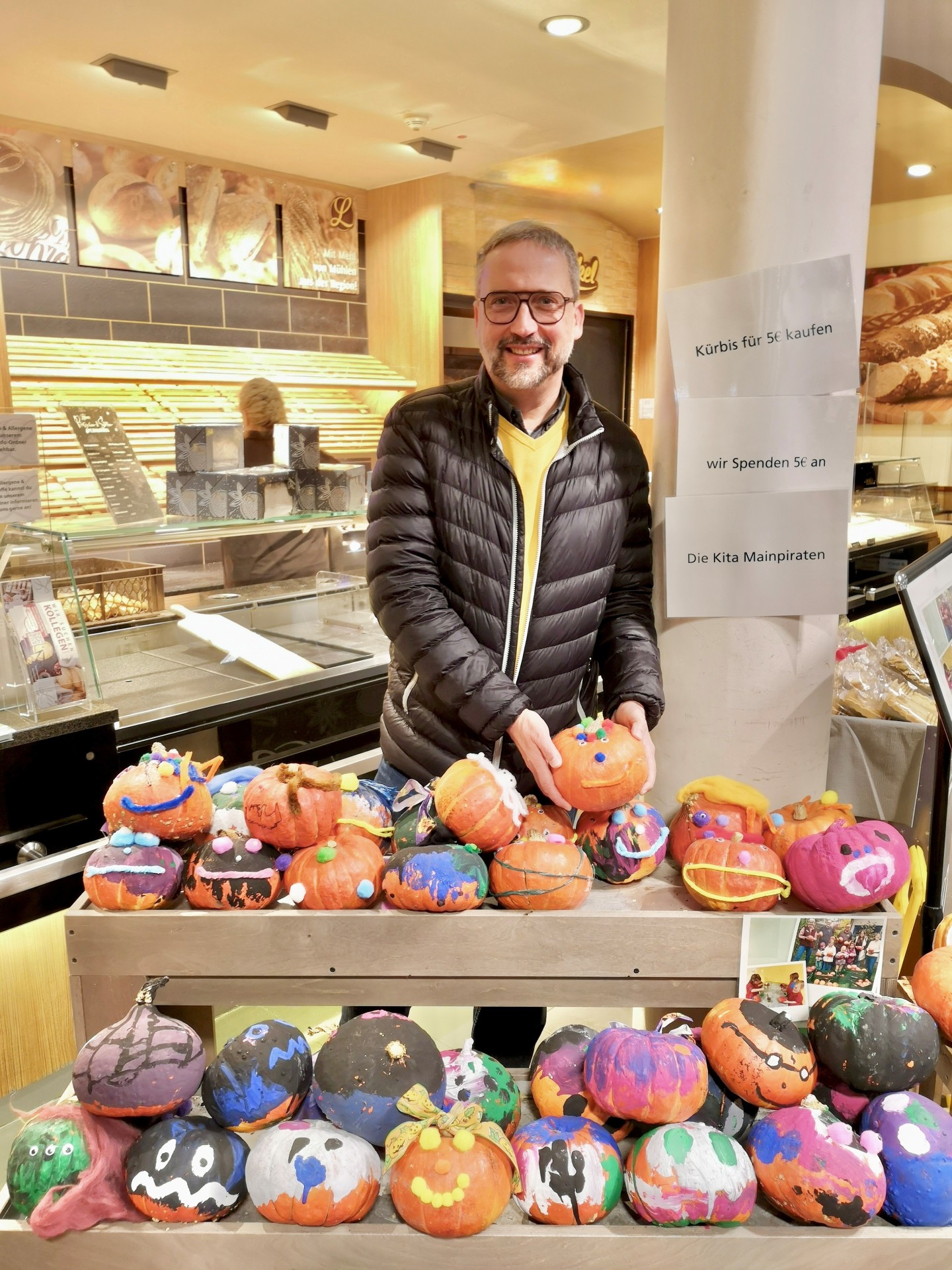 Bürgermeister Thorsten Siehr sucht sich einen Kürbis aus Bürgermeister Thorsten Siehr sucht sich einen Kürbis aus