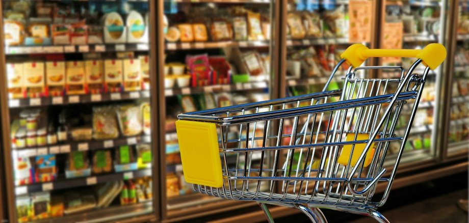 Einkaufswagen im Supermarkt Einkaufswagen im Supermarkt
